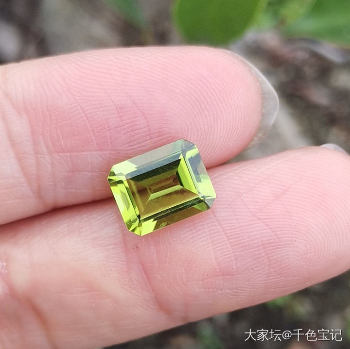 天然橄榄石  长方八角枕形祖母绿切工  8*10mm_彩色宝石