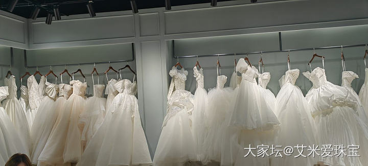 迪士尼办婚宴，所以婚纱也要迪士尼风格_穿搭
