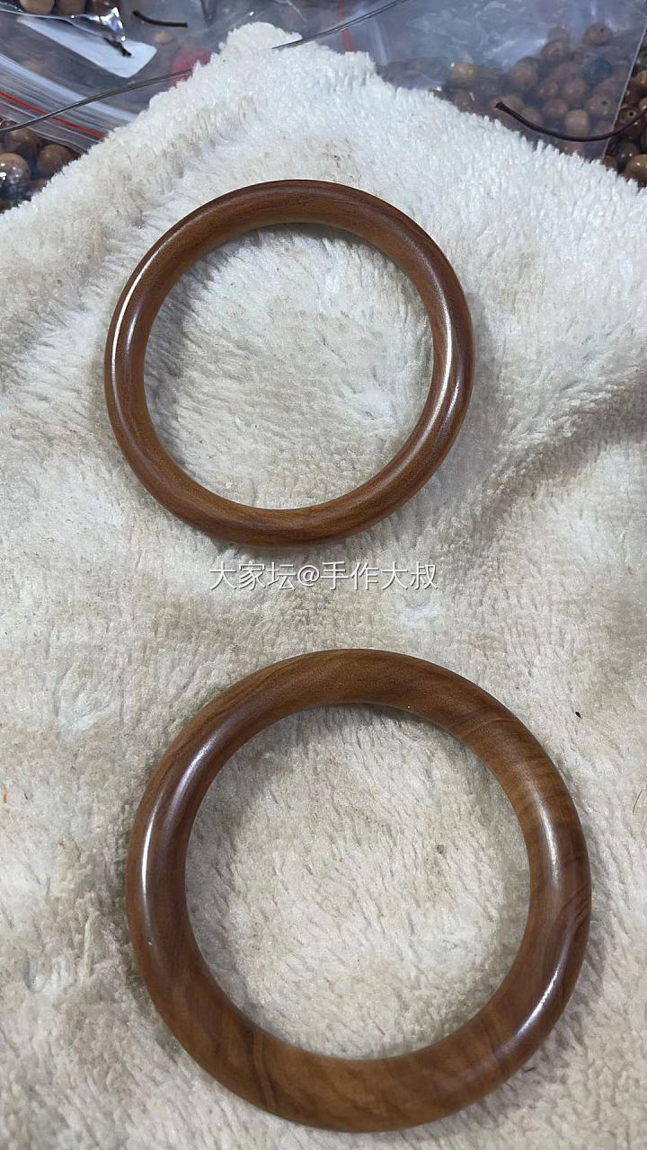 这两个手镯你选哪个_手镯老山檀
