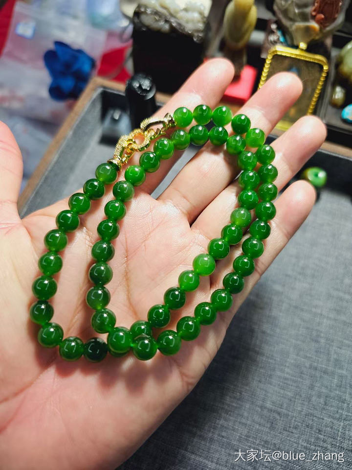 请教大家这串菠菜绿俄碧项链值得不？_碧玉珠串和田玉