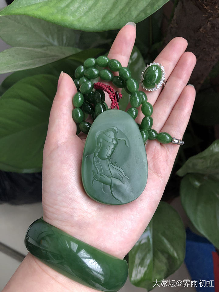 请教大家这串菠菜绿俄碧项链值得不？_碧玉珠串和田玉