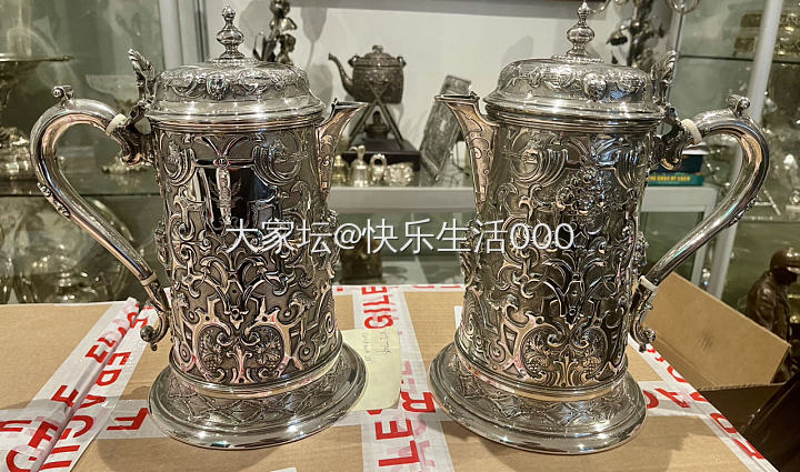 上半年在伦敦古董店看到并人肉带回国，英国维多利亚时代一对纯银Tank壶。_收藏