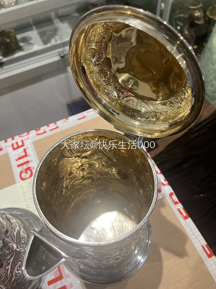 上半年在伦敦古董店看到并人肉带回国，英国维多利亚时代一对纯银Tank壶。_收藏