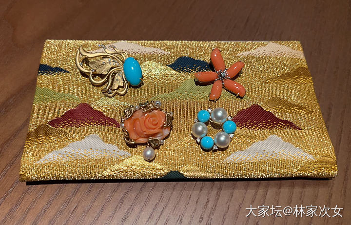 宝子们，请晒出你们认为好看的胸针吧。_翡翠和田玉银金