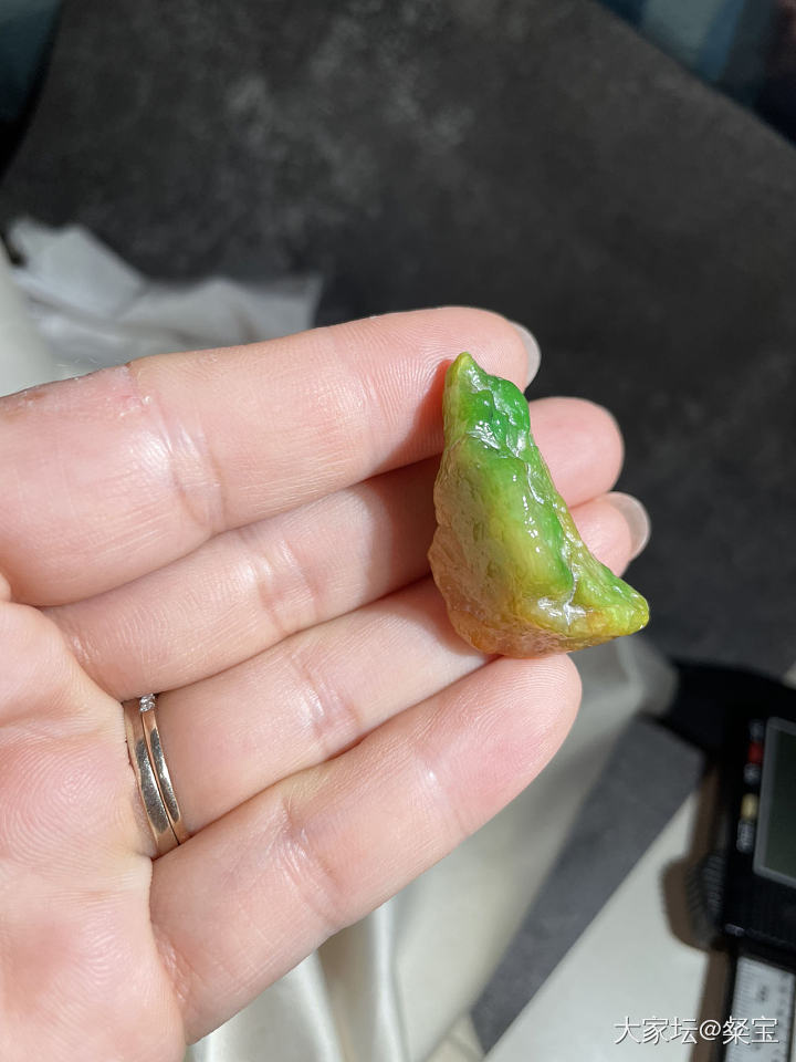 玻璃种三彩黄加绿翡翠金鱼_花件翡翠
