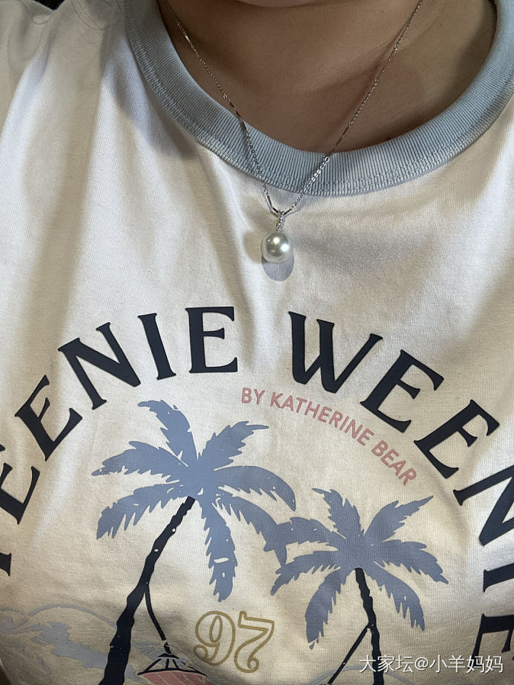 在水贝附近就是方便，地铁不到一小时就到了，然后选了颗珍珠，配了个配件，就做好吊坠..._珍珠