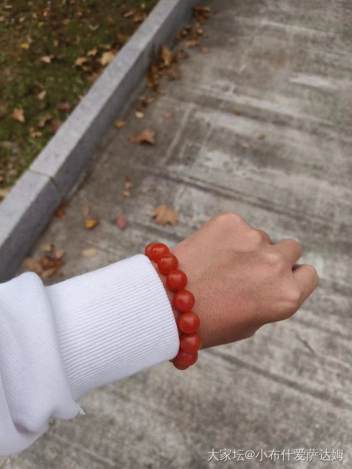 两串南红，价差近十倍，看照片能看出来吗_珠串南红