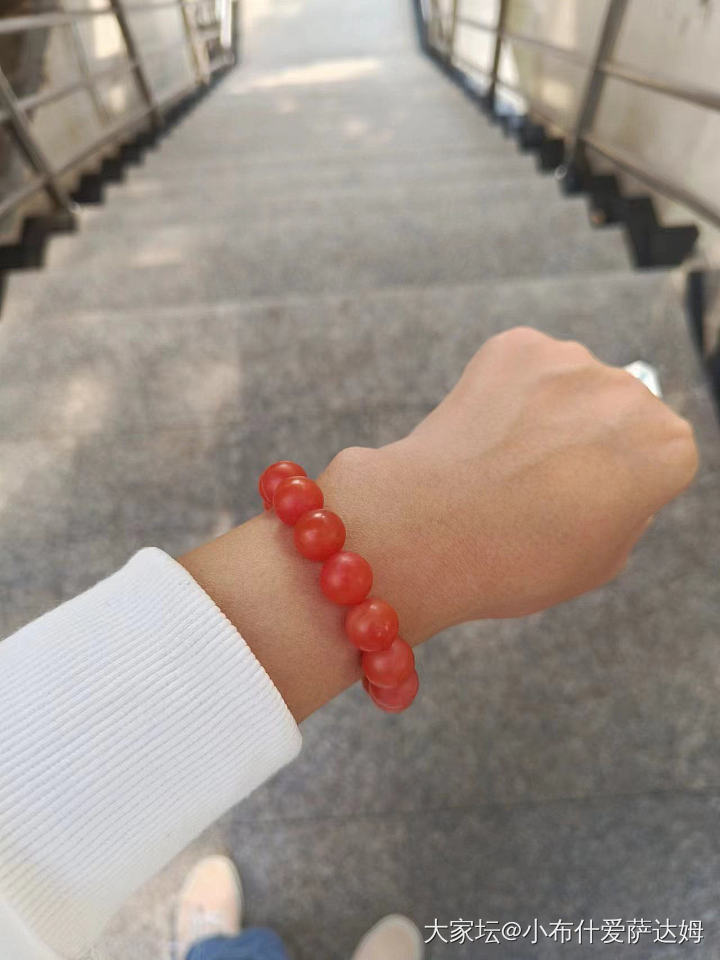 两串南红，价差近十倍，看照片能看出来吗_珠串南红