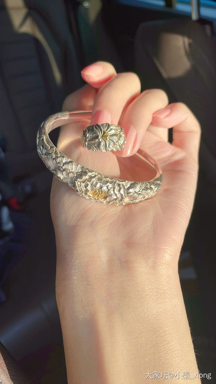当初订这个牡丹银镯的时候是为了搭配这个戒指，戒指好像没有牡丹，不过都是花朵元素点..._戒指手镯银