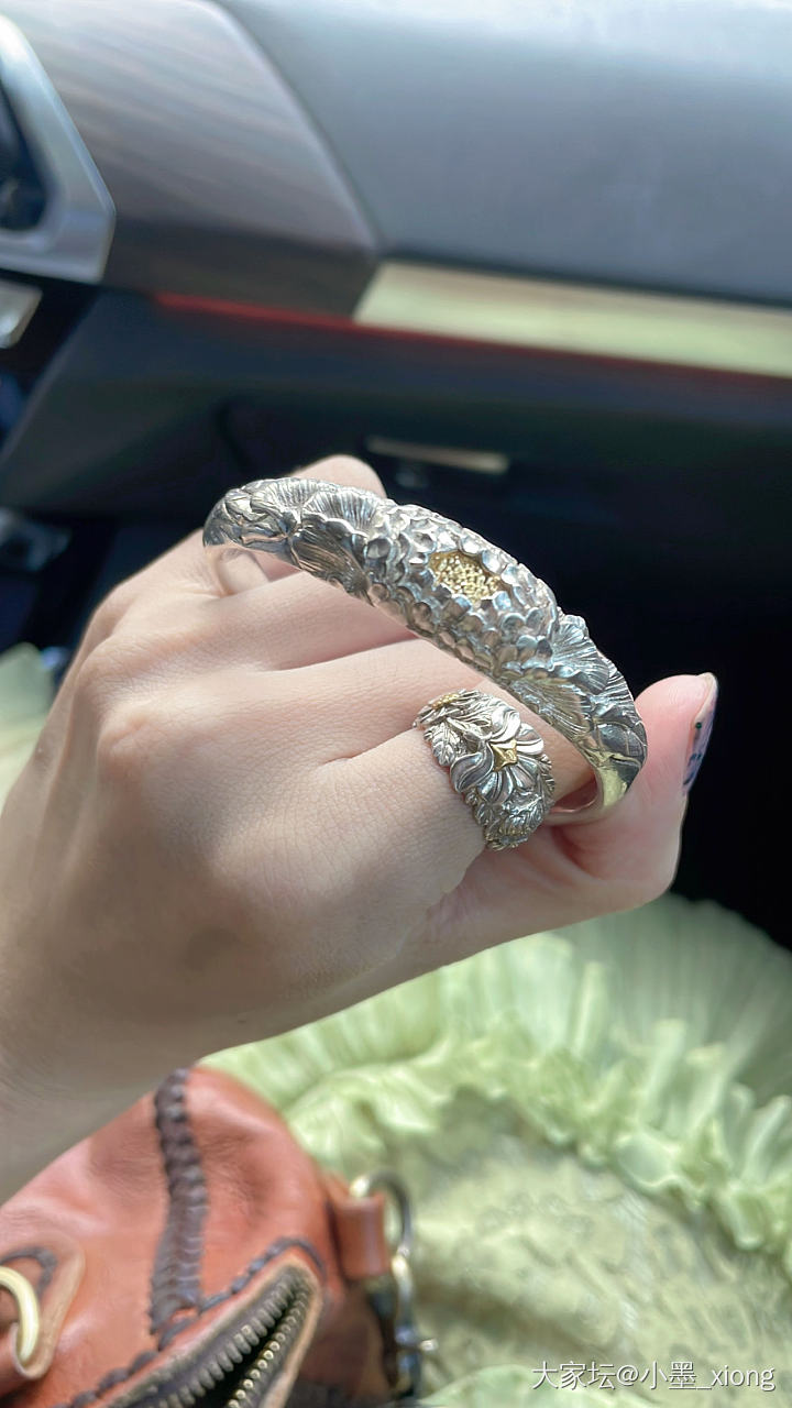 当初订这个牡丹银镯的时候是为了搭配这个戒指，戒指好像没有牡丹，不过都是花朵元素点..._戒指手镯银
