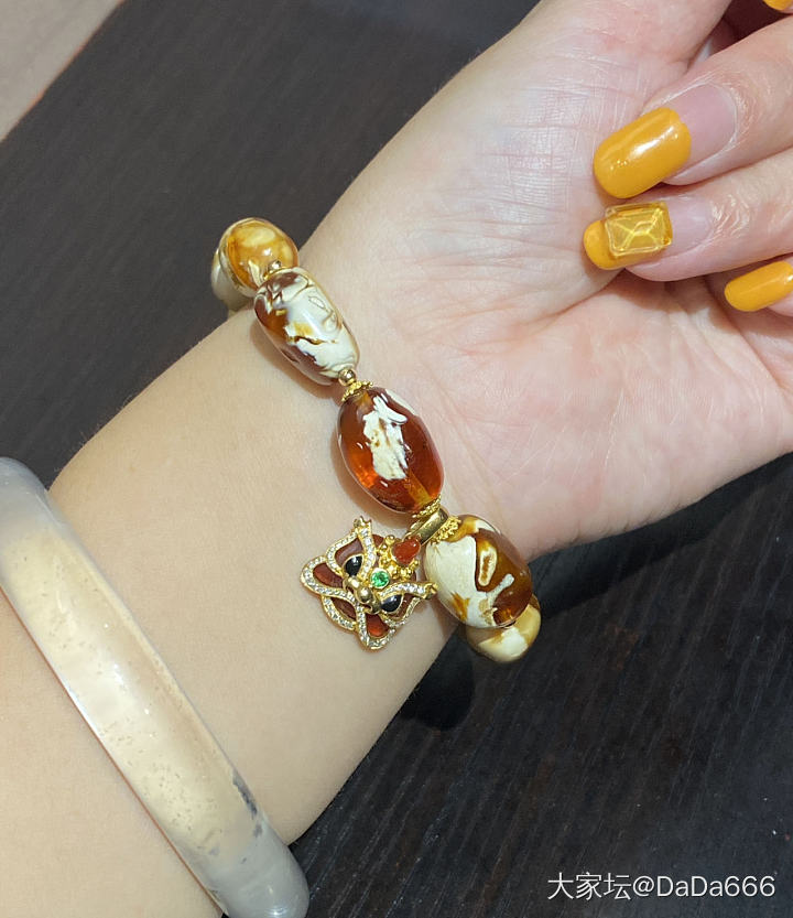今天的左手  一串极美的孤品蜜蜡手串  美美哒心情更好_珠串琥珀蜜蜡