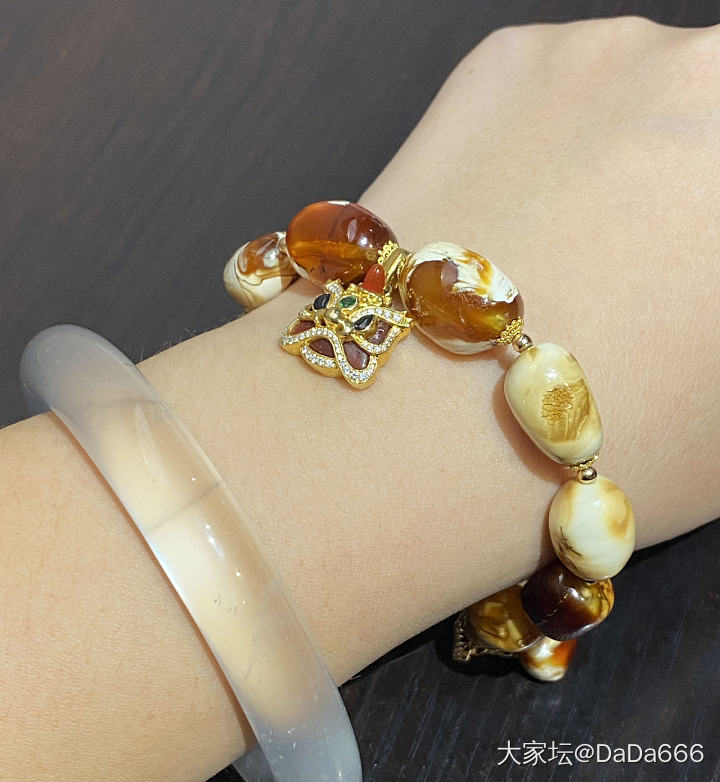 今天的左手  一串极美的孤品蜜蜡手串  美美哒心情更好_珠串琥珀蜜蜡