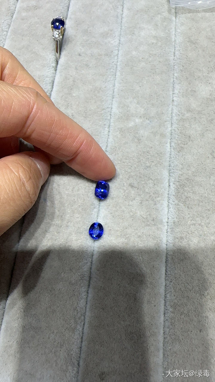 帮忙看下这颗蓝宝石值不值这个价_蓝宝石