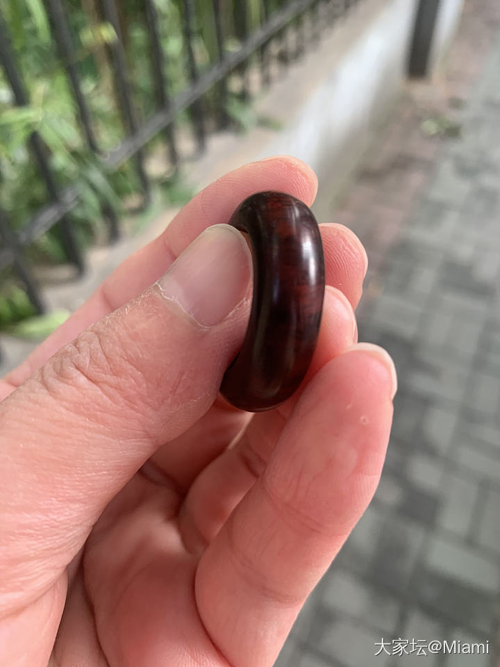 今日份开会盘玩小物—8，9年前的小叶紫檀扳指。几乎没盘玩过，主要靠它自我修行_和田玉文玩木