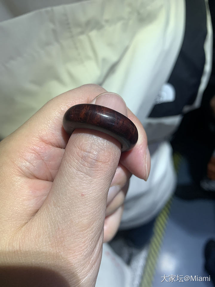 今日份开会盘玩小物—8，9年前的小叶紫檀扳指。几乎没盘玩过，主要靠它自我修行_和田玉文玩木
