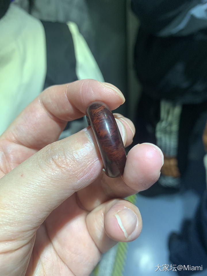今日份开会盘玩小物—8，9年前的小叶紫檀扳指。几乎没盘玩过，主要靠它自我修行_和田玉文玩木