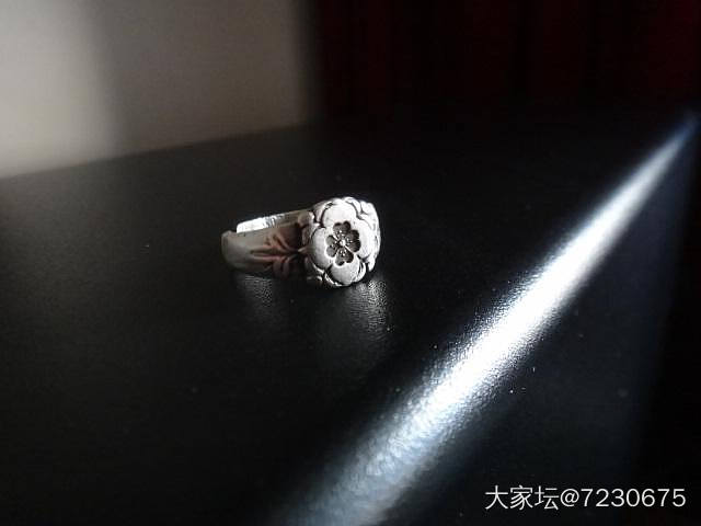 这上面写的什么字，就认出了宝兴两个字，上面好像还有一个字，认不出来。_银