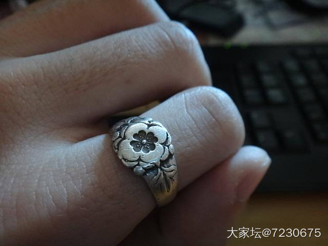这上面写的什么字，就认出了宝兴两个字，上面好像还有一个字，认不出来。_银