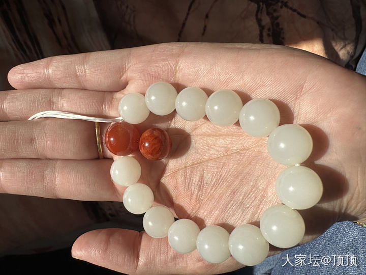 盯着南红珠珠不放_南红