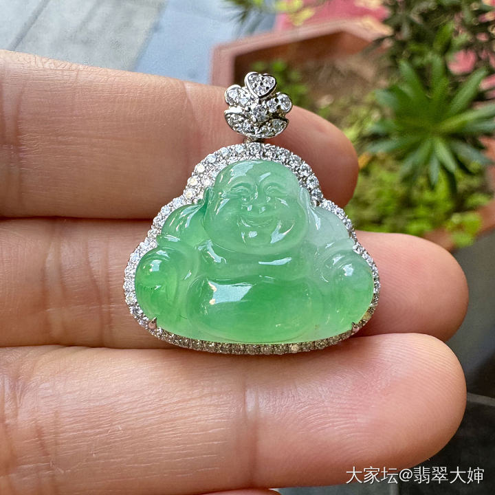 甜绿厚装佛自然光有上身照_翡翠