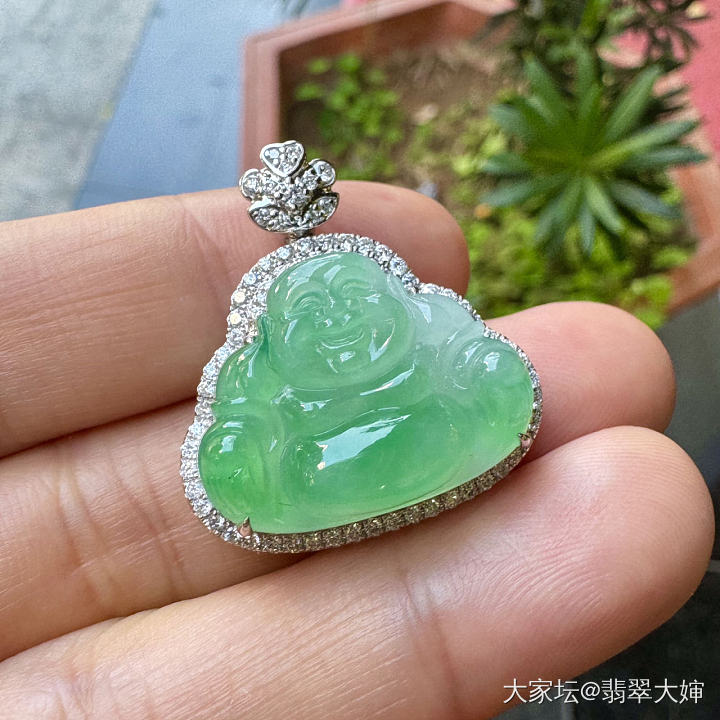 甜绿厚装佛自然光有上身照_翡翠
