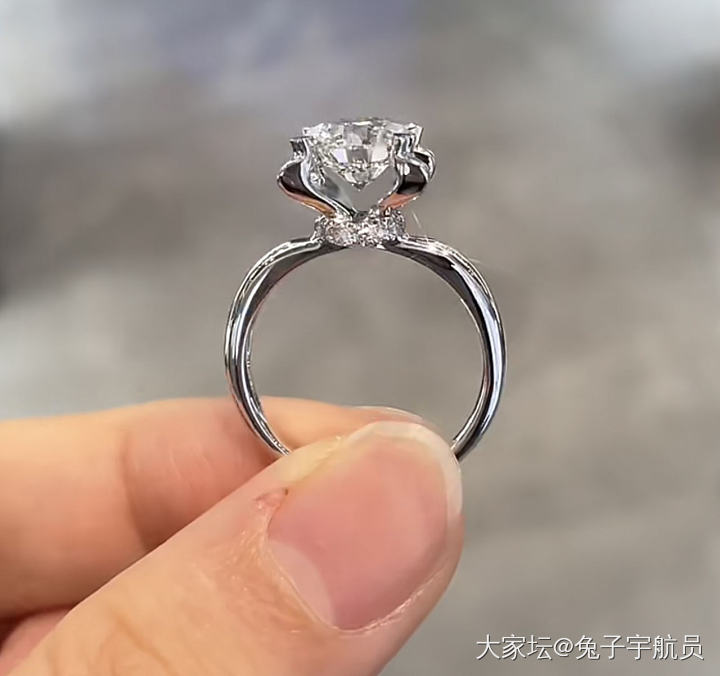 有点种草这个戒托，快劝劝我😄_戒指钻石