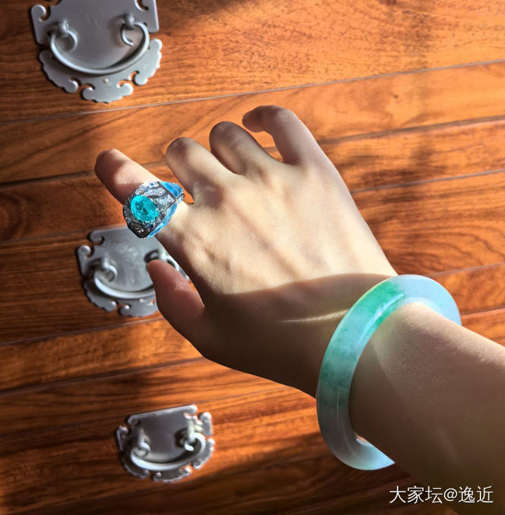 分享下*妹的大小帕，手机不行拍不出它的美，但是我真的爱死这颗小巴了_手饰翡翠彩色宝石