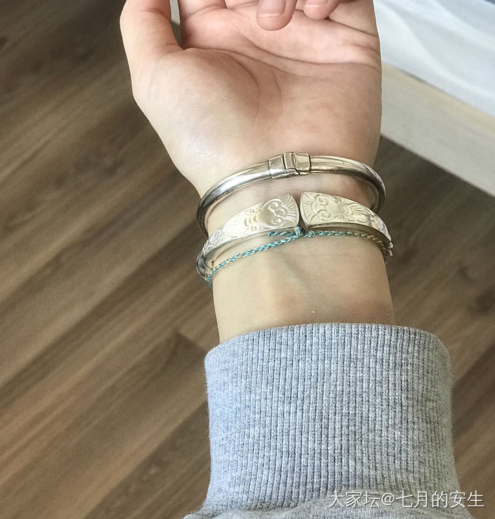 洗白了两只镯子
盐水➕锡纸大法好
以及尝试叠戴_银