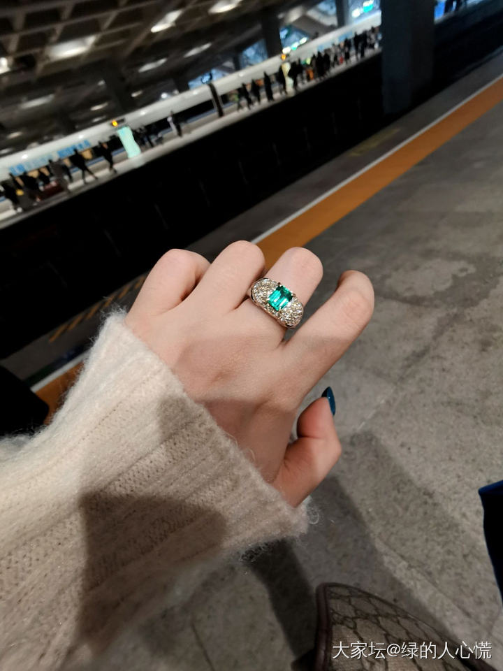 一颗小哥绿_戒指祖母绿