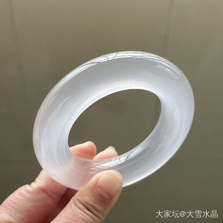 纯天然奶白晶大胖圆条 有多少姐妹喜欢这种镯型的，17➕的条粗_水晶