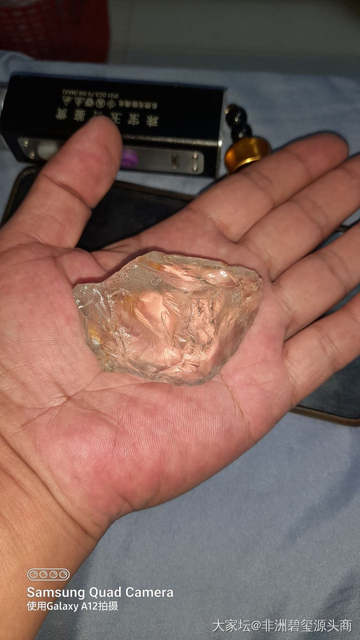 看到一个小众的石头，硅铍石_硅铍石刻面宝石