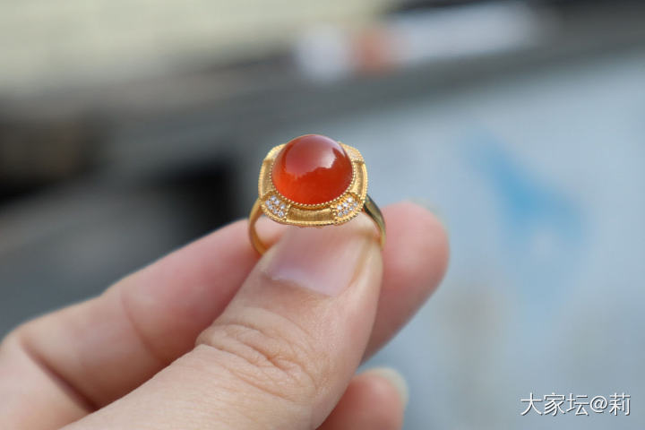 好久买的一颗裸石，
圆圆鼓鼓的，很可爱的呀
金价太高，一直没镶嵌
快过年了，
给..._戒指南红