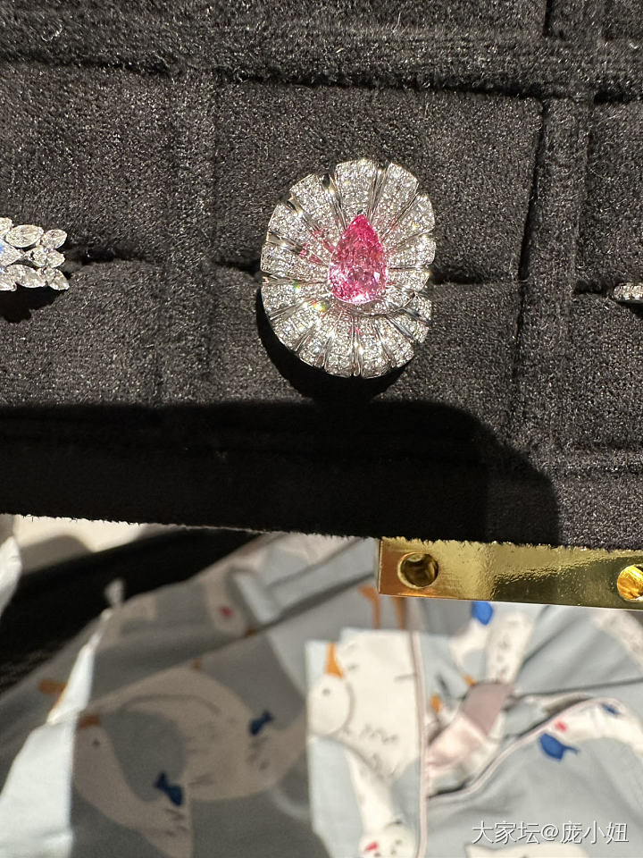 小卡拉迷的越南粉镶嵌回来了_戒指彩色宝石