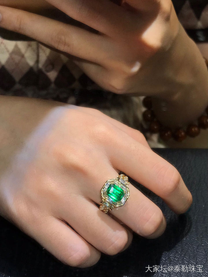 每个女孩子都要有至少一件像样的珠宝_戒指祖母绿