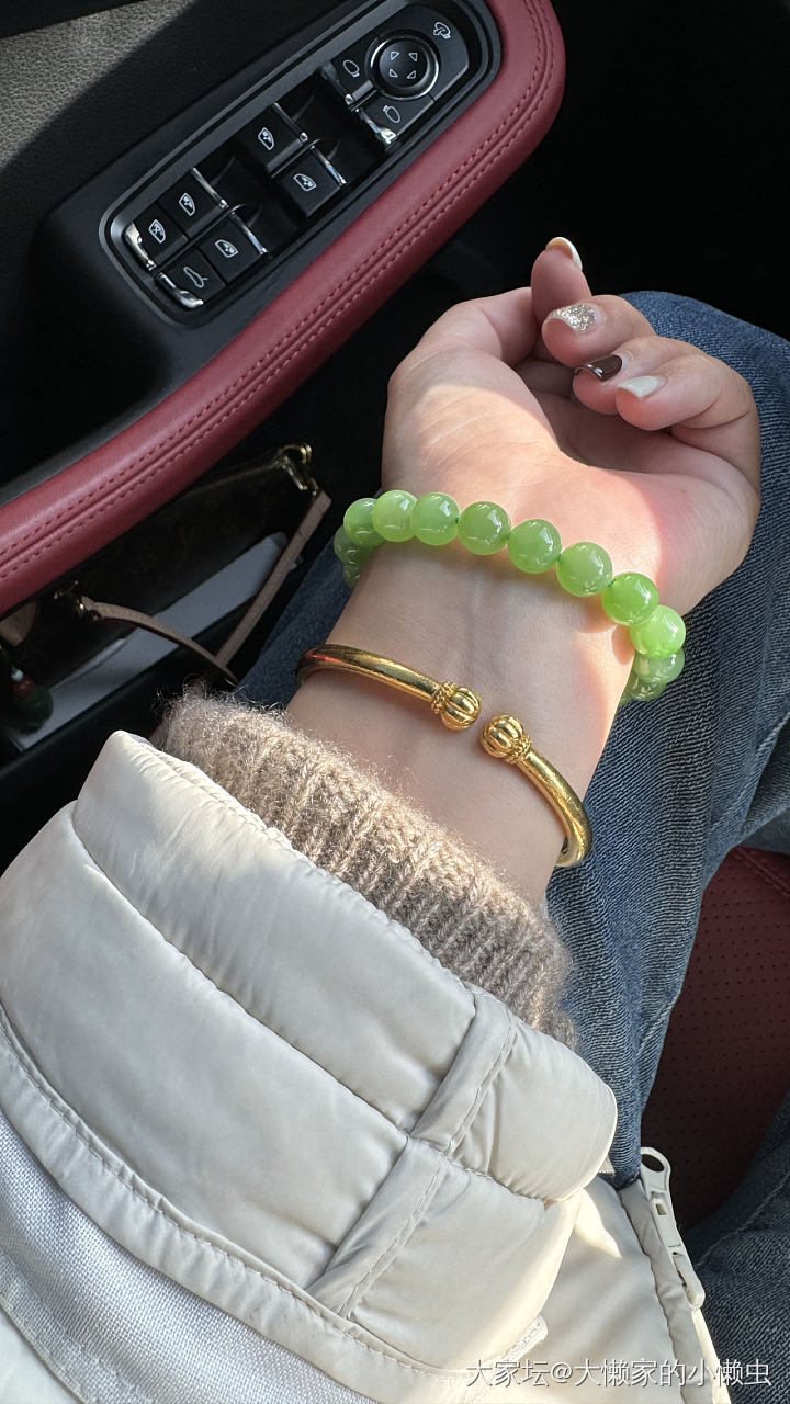 苹果绿真好看啊啊啊啊啊～碧玉黄金真搭！在太阳下美呆了💖💖_和田玉