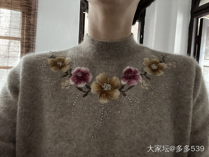 这件羊绒衫的花好立体啊，今天太喜欢有花花的羊绒衫了_穿搭