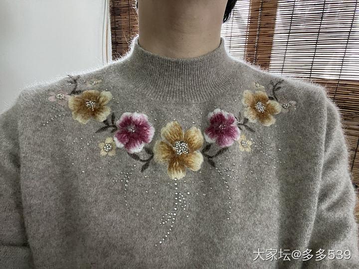这件羊绒衫的花好立体啊，今天太喜欢有花花的羊绒衫了_穿搭