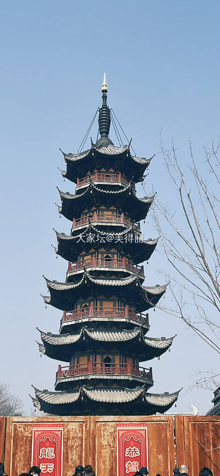 大年初一去龙华寺祈福，人山人海的一趟走了下来，感觉心情舒畅了很多，你们初一怎么过..._旅游