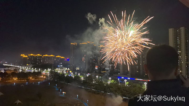 在自家阳台看烟花🎆_景色