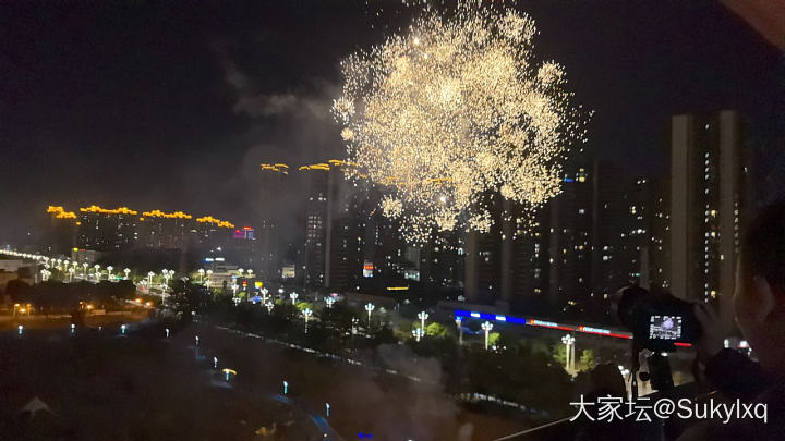 在自家阳台看烟花🎆_景色