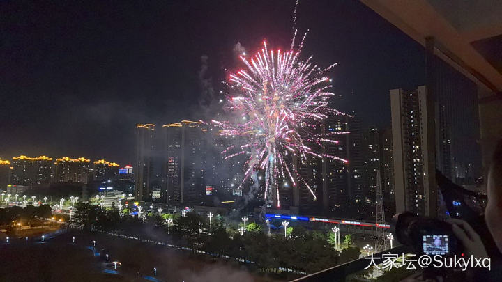 在自家阳台看烟花🎆_景色