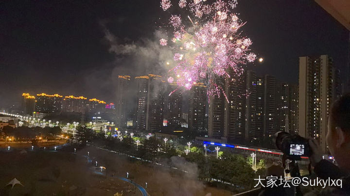 在自家阳台看烟花🎆_景色