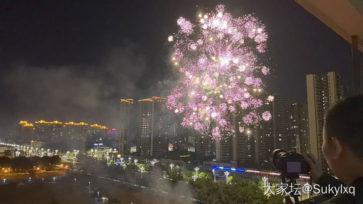 在自家阳台看烟花🎆_景色