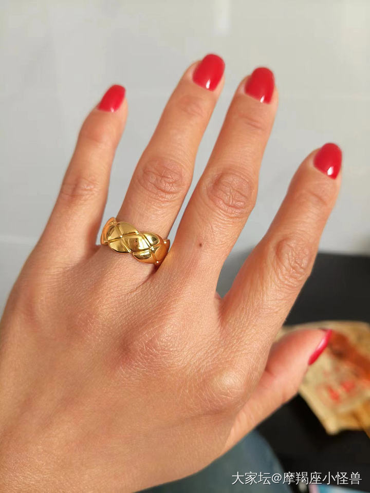 其实我的手很干吧不适合带黄金戒指，很喜欢还是买啦，菱格戒指才2.43克_戒指金