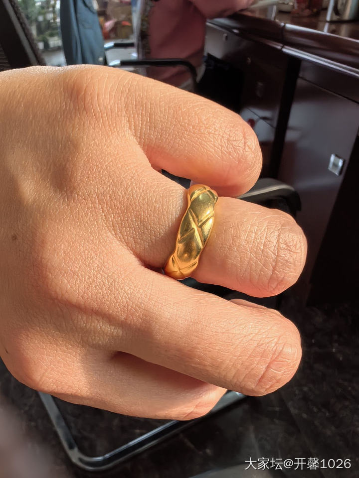 其实我的手很干吧不适合带黄金戒指，很喜欢还是买啦，菱格戒指才2.43克_戒指金