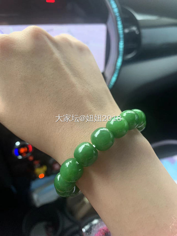不得不说 碧玉这色好显眼_珠串和田玉
