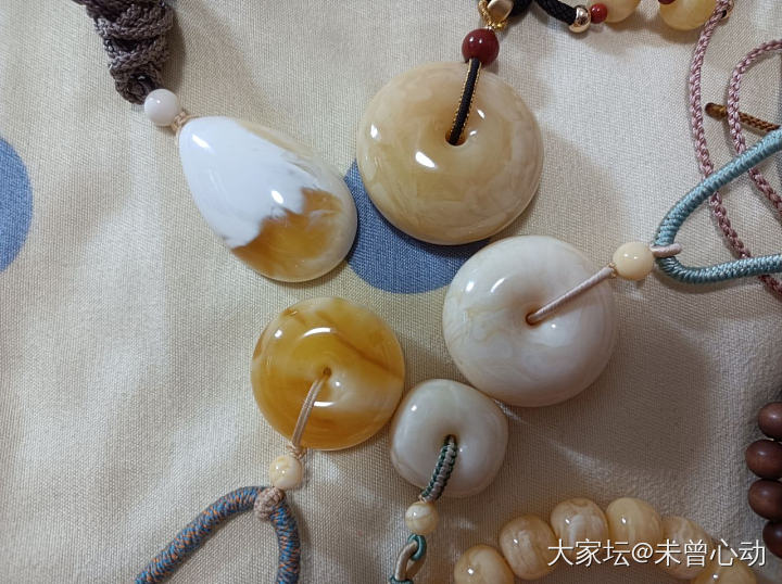蜜蜡出坑了，留个念吧_琥珀蜜蜡