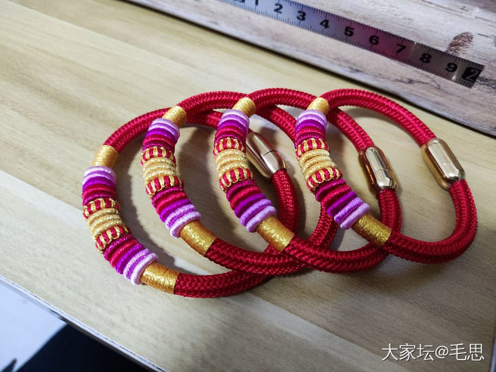 遇事不决问坛友，这两手绳上的线圈配色，哪一个更好看呢？_编绳