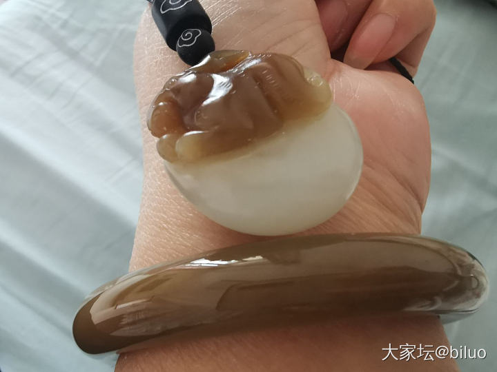 这条糖镯好看吗？_手镯和田玉