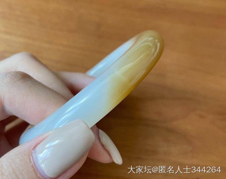 请问这个镯子是且末料吗？_手镯和田玉